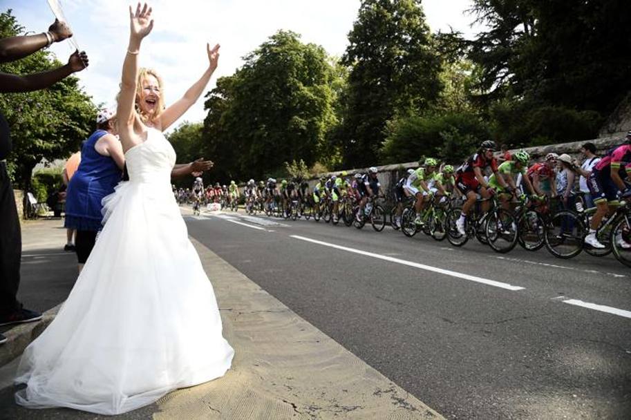 C&#39; anche una sposa a bordo strada per l&#39;ultimo atto del Tour de France. Afp